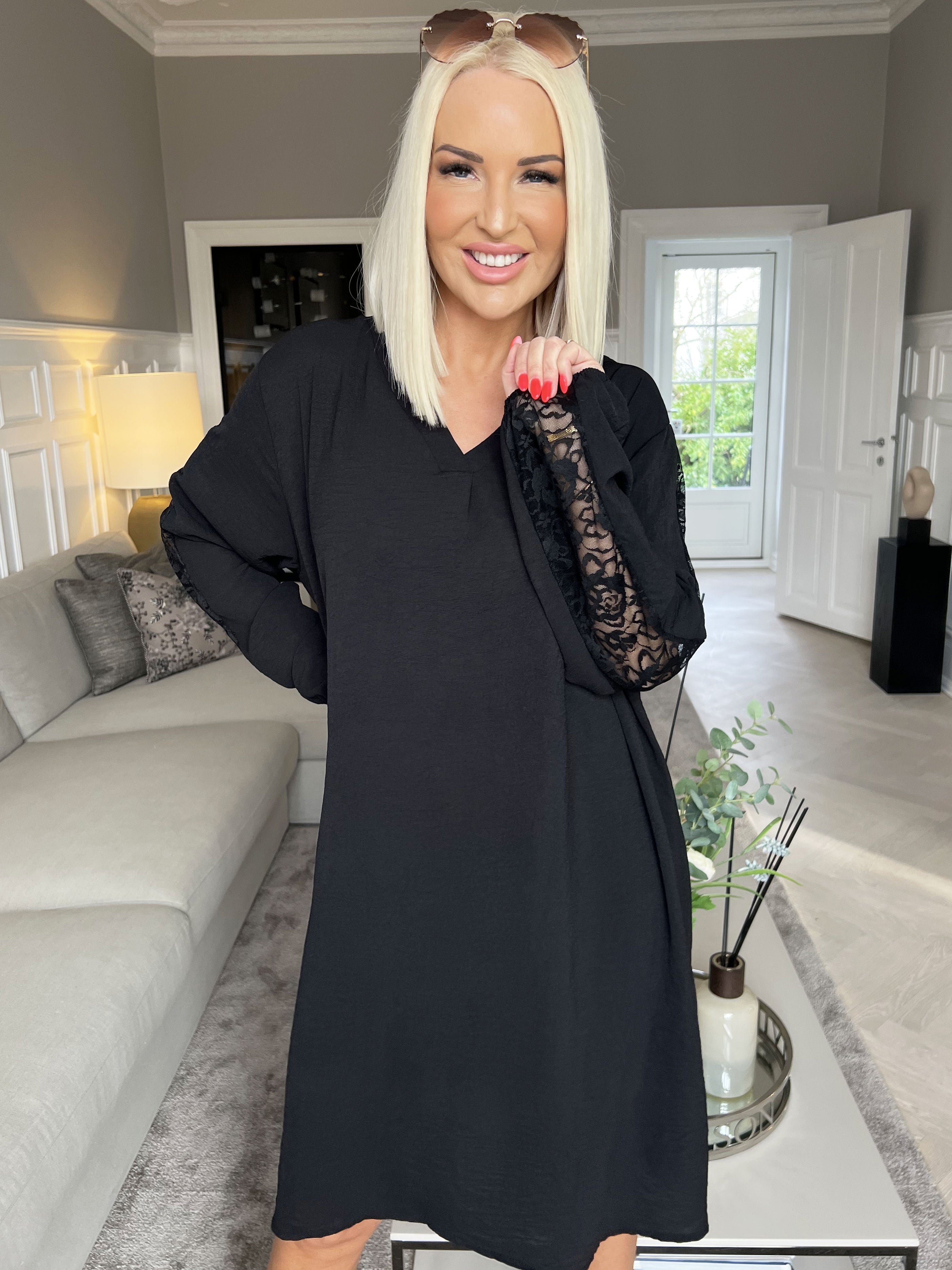 Carmen - Enkel klänning med vacker spets på ryggen och ärmarna